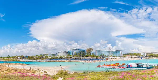 키프로스의 깨끗한 모래와 청록색 바다가 스포츠 휴가를 완벽한 스톡 사진