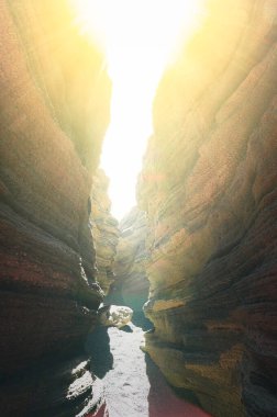 Lanzarote 'nin büyüleyici Las Grietas kanyonuna adım atın. Adanın volkanik görkemi tarafından çerçevelenmiş bir jeolojik mucize. Kaşifler ve fotoğrafçılar için ideal..