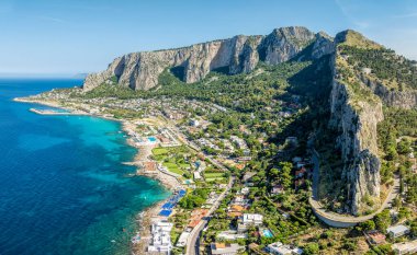 Palermo, Sicilya 'daki Mondello körfezinin çarpıcı güzelliği, turkuaz suları, kumlu kıyıları ve resimli manzaraları..
