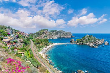 Sicilya, Taormina 'daki Isola Bella' nın kristal berrak sularıyla manzarası.