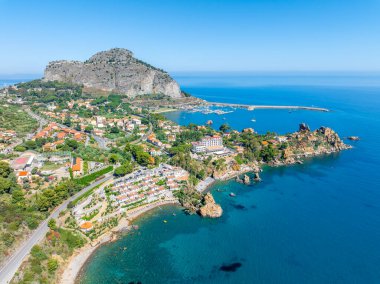 Kalura Sahili ve Cefalu Kayası 'nın havadan görünüşü, Sicilya Adası, İtalya