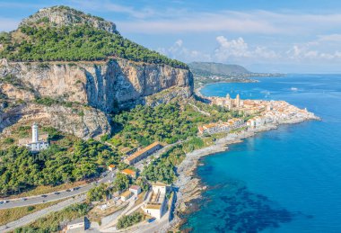 Hava manzarası tarihi mimarisini, çarpıcı sahil şeridini ve Sicilya, Cefalu 'nun Akdeniz cazibesini sergiliyor.. 