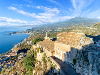 Etna yanardağı ve Taormina kasabası, Sicilya, İtalya.