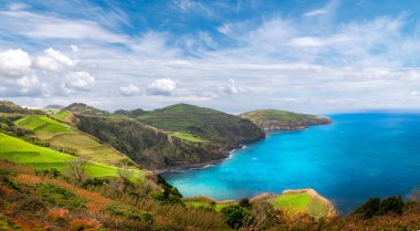 Miradouro de Santa Iria 'dan güzel kıyı manzarası, Sao Miguel Adası, Azores, Portekiz.