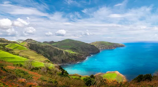 Miradouro de Santa Iria 'dan güzel kıyı manzarası, Sao Miguel Adası, Azores, Portekiz.