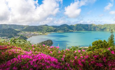 Sao Miguel 'deki Lagoa das Sete Cidades, Azores volkanik manzaralarını ve doğal güzellikleri gözler önüne seriyor.
