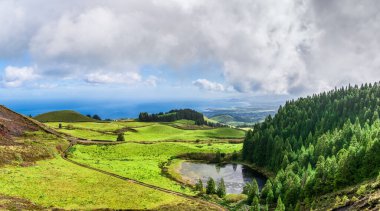 Sao Miguel Adası 'ndaki küçük volkanik manzaralar miradouro do Pico do Carvao, Azores takımadaları, Portekiz