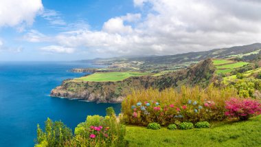 Miradouro de Santa Iria 'dan güzel kıyı manzarası, Sao Miguel Adası, Azores, Portekiz.