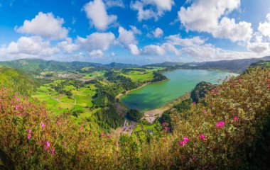 Sao Miguel adasındaki volkanik kalderada krater gölü Lagoa das Furnas manzarası, Azores takımadası, Portekiz