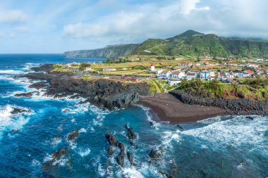Portekiz, Azores takımadalarındaki Sao Miguel adasındaki Mosteiros köyünün hava görüntüsü