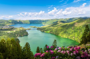 Sete Cidades gölleri manzarası, Sao Miguel Adası, Azores, Portekiz 'deki Miradouro da Vista do Rei manzarası