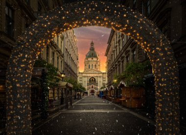 Budapeşte 'deki Aziz Stephen Bazilikası' nda Noel pazarı, festival ışıkları ve tatil cazibesiyle, Macaristan
