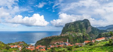 Kartal Kayası ve büyüleyici Madeira Faial köyü ile manzara çarpıcı okyanus manzarası ve bereketli manzaraları ile.