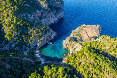 Cala Es Portixol 'un havadan görünüşü, turkuvaz suları ve dramatik uçurumları, İbiza.