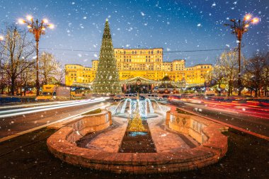 Romanya 'nın Bükreş kentindeki Parlamento binasının önündeki Noel ağacı