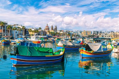 Marsaxlokk, Malta 'da renkli geleneksel Luzzu tekneleriyle pitoresk bir balıkçı köyü.