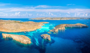 Comino Adası, Malta 'nın hava manzarası kristal berrak suları ve Mavi Göl' ün kayalık kıyı şeridini gösteriyor. Yaz maceraları ve rahatlama için mükemmel..