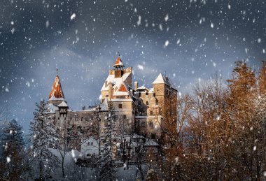 Ortaçağ Bran şatosu, Brasov, Transilvanya, Romanya ile kış sahnesi