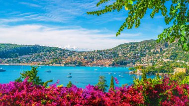 Fransa 'nın Fransız Rivierası' nda Villefranche-sur-Mer 'in canlı bir görüntüsü