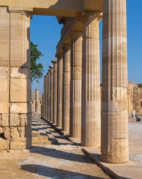 Lindos, Rhodes 'taki antik akropolis tapınağının kalıntıları.