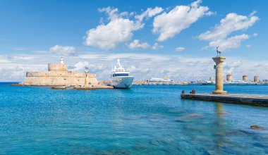 Aziz Nicholas Kalesi ve Rodos Heykeli 'nin yer aldığı Yunanistan' ın Rodos kentindeki Mandraki Limanı manzarası.