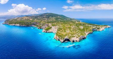 Yunanistan 'ın kuzeybatı kıyıları ve Zakynthos adalarının Mavi Mağaraları ile manzara