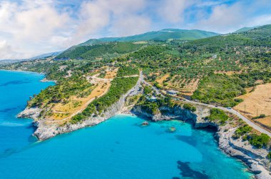 Zakynthos 'taki Xigia Sahili' nin havadan görünüşü, Yunanistan 'ın şifalı suları olan eşsiz bir doğal kaplıca merkezi..