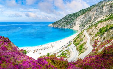 Yunanistan 'ın Kefalonia kentindeki Myrtos plajının manzarası