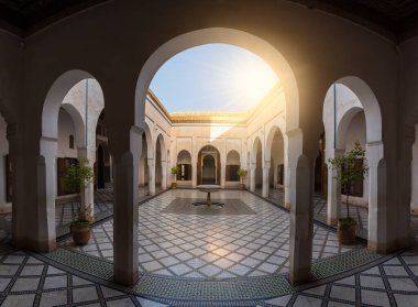 Marakeş 'teki Bahia Sarayı, kemer yolları, mozaik fayanslar ve sakin bir avlusu ile Fas mimarisini sergiliyor..