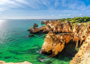 Praia dos Tres lrmaos 'ta şaşırtıcı karst oluşumları, Portekiz, Algarve' de ünlü bir yer.