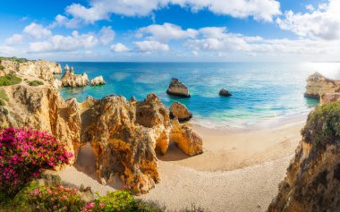 Praia dos Tres Irmaos 'la manzara, Algarve, Portekiz' deki ünlü plaj.