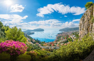 Fransa 'nın Fransız Rivierası' nda Villefranche-sur-Mer 'in canlı bir görüntüsü