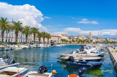 BÖLÜM, CROATIA - 17 Mayıs 2022: Limanı demirli tekneleri, gezinti güvertesi ve tarihi binaları, Dalmaçya kıyıları, Hırvatistan