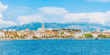 Split 'in panoramik manzarası ve arka planda manzaralı dağlar, Dalmaçya bölgesi, Hırvatistan.