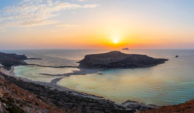 Yunanistan 'ın Girit kentinde gün batımında Balos Lagoon plajı ve Gramvousa adasıyla manzara
