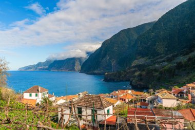 Kuzey kıyısındaki Seixal köyü, Madeira Adası, Portekiz