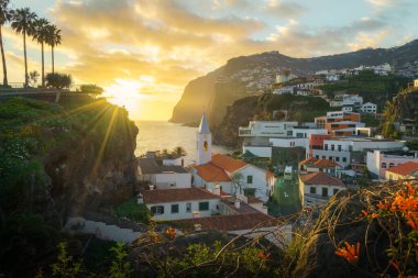 Camara de Lobos köyü gün batımında, Cabo Girao arka planda, Madeira Adası, Portekiz