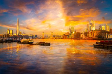 Gün batımında Londra 'da Tower Bridge ile manzara.