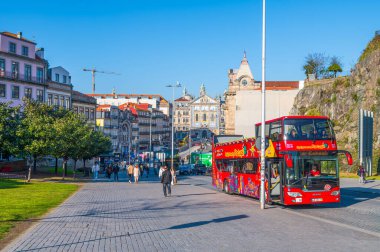 Porto, Portekiz, 21 Mayıs 2023: Porto 'da şehir turu rehberliğinde çift katlı bir otobüs, renkli şehir manzarası sergileniyor..