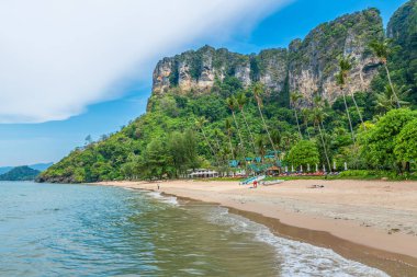 Pai Plong Plajı 'ndaki tropik manzara, Krabi, Tayland.