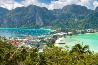 Tonsai köyü, Phi Phi, Tayland 'da dağlar ve turkuaz deniz suyuyla güzel bir yaz manzarası.