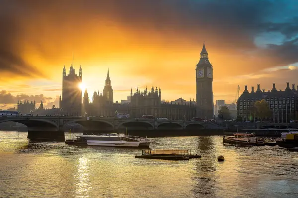 Büyük Ben ve Westminster sarayının Londra, İngiltere 'de gün batımında manzarası