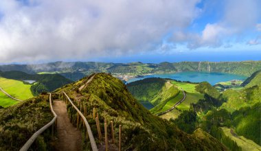 Azores volkanik manzaraları ile Sao Miguel 'de Sete Cidades çift gölleri