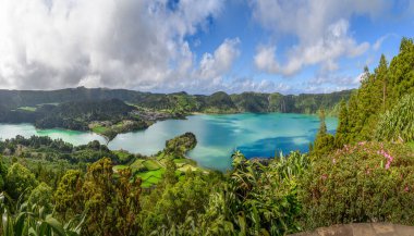 Portekiz, Sao Miguel 'de Lagoa das Sete Cidades ile birlikte Azores volkanik manzaraları.