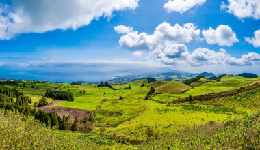 Miradouro do Pico do Carvao, Azores takımadaları, Portekiz 'deki Sao Miguel adasında küçük yanardağ manzarası