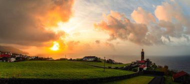 Güneş doğarken Ponta Garca, Sao Miguel Adası, Azores, Portekiz
