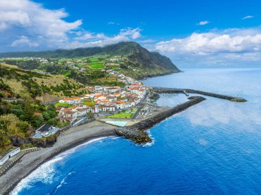 Povoacao, Sao Miguel Adası: Zarif bir belediye binası, tarihi bir kilise ve çarpıcı okyanus ve dağ manzaralı büyüleyici bir Azorean kasabası.
