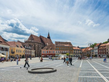 Brasov, Romanya - 18 Haziran 2025: Council Square Brasov, Transilvanya 