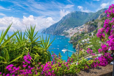 İtalya 'nın ünlü Alamfi Sahili' ndeki Positano kasabasıyla manzara