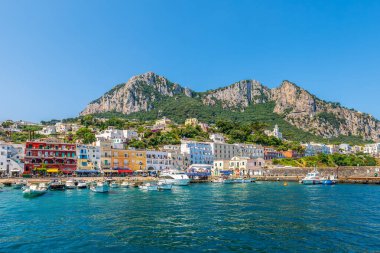 Capri Adaları, İtalya - 22 Haziran 2025: Marina Grande ile Capri Adası, Tyrhenian Denizi, İtalya